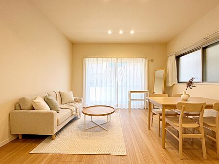 【LIVING】※この画像の家具の配置には、生成AIによる加工を施しております。なお、家具や調度品は、販売価格に含まれません。