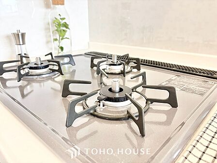 ◆今宵の食卓◆ダウンライトに反射するグラスを眺めながらワインを注ぐ。トクトクと心地いい音をさせながら、フランスの古城を思わせる薫りがたちこめ、とても幸せな時を過ごせる。