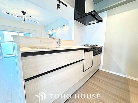 【Kitchen】美しく使いやすいキッチンは油汚れが簡単に拭き取れる素材で加工されており、浄水器シャワーから流す水の音を軽減する静かなシンクを採用。見えないところにさり気ない配慮が嬉しい