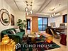 リビング/ダイニング：※生成AIによるイメージです。家具・小物は販売価格に含まれません。ゆったりとした幅の窓からこの空間に降り注ぐ採光が絶えない。明るいリビングこそ居心地のいい暮らしが待っているのだと思う。