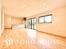 室内：【リビング】明るい陽光が差し込み、毎日の暮らしをやさしく包み込む。
