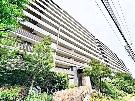 豊かな緑の街路樹と生垣に包まれた静かで開放的な道路環境。見通しが良くフラットな道のりは、徒歩や自転車での移動はもちろん、敷地内車寄せへの車のアプローチもスムーズで快適です。