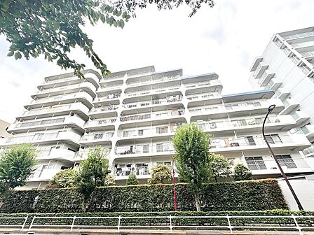 【外観】整った街並みに映える外観デザイン。住環境の良さを感じられる住まいです。