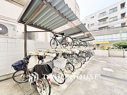 屋根付きの敷地内駐輪場。雨や直射日光から大切な自転車を守れるラック式駐輪スペースです。