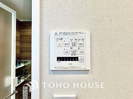 浴室の壁面に設置された操作リモコン。入浴時の各種機能を手元で操作でき、毎日のバスタイムをより快適にサポートしてくれる便利な設備です。