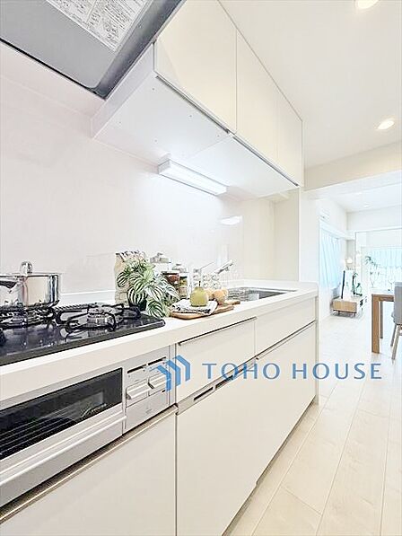 【KITCHEN】◆開放的◆後片付けが楽なシステムキッチン。収納スペースの充実！