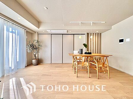 【LIVING】◆眩い◆光が燦々と入り、家族の笑顔を照らす。「いつまでも続いて」と願う夢のような毎日がここにある。