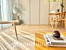 室内：【LIVING】◆陽光◆が差し込む。この開放的なLDKに家族の笑顔が集う。家族が一緒に過ごす空間は明るく、そして居心地よく。