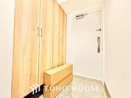 真っ直ぐに行く。新たな生活へ。これから歩むその一足がまた新たな道となる。