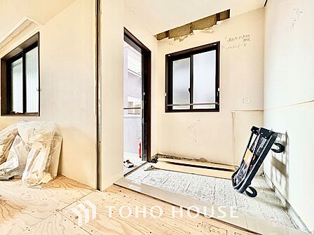 ここからは空が遠くまで見える。紺碧、曇天、茜色。心もともに映り変わる。東京にもあったんだ。こんな景色が・・・。