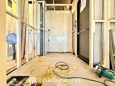 【改装中】気持ちの良い朝をつくりだし、夕方には笑顔を取り戻させてくれるミラー。パウダールームはいつでも本来の自分を取り戻せる空間。明るく仕上げてあります。