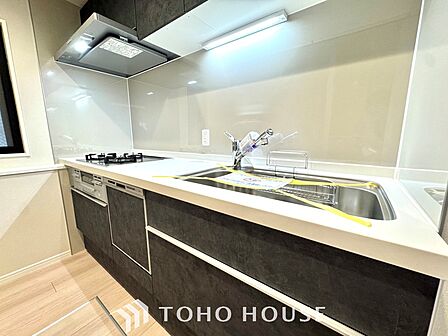 【Kitchen】美しく使いやすいキッチンは油汚れが簡単に拭き取れる素材で加工されており、浄水器シャワーから流す水の音を軽減する静かなシンクを採用。見えないところにさり気ない配慮が嬉しい