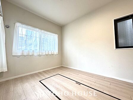 【Decorative lighting】上質に仕上げられた室内。オフ・ホワイトの壁を背にした観葉植物の葉をそっと置かれたインテリア・ライトが照らし出しています。少しお洒落な暮らしをしてみませんか。