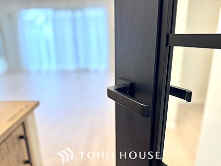 【Decorative lighting】 上質に仕上げられた室内。オフ・ホワイトの壁を背にした観葉植物の葉をそっと置かれたインテリア・ライトが照らし出しています。少しお洒落な暮らしをしてみませんか。