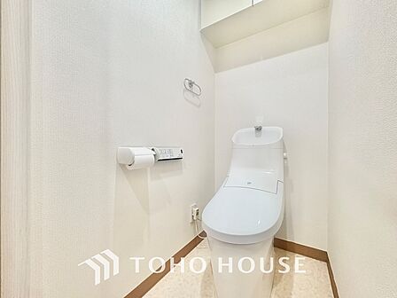 【RESTROOM】ホワイト調のクロスと温もり溢れるモダンカラーの床材が見事に調和した本邸宅は、毎日の生活を少しでも快適に過ごして頂ける様に落ち着いた雰囲気作りから行っています。