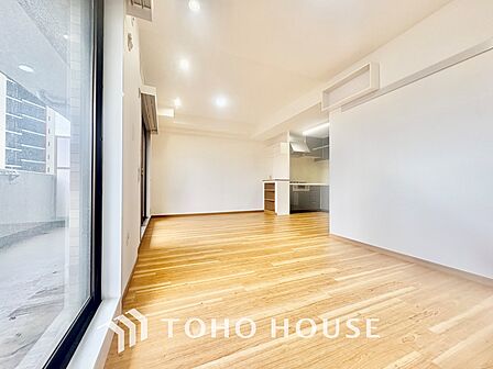 【LIVING】輝くドアを開けた先に広がる家族やすらぎのプライベート空間。広く開放されたWindow・Balconyから射しこむ眩いばかりの陽光が、リビング空間を鮮やかに映し出す。
