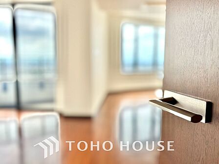 【LIVING】◆住む喜び、楽しさ、感動◆を君と共有したい。いつまでもずっと家族を見渡せるこの広い空間で。