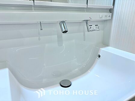 気持ちの良い朝をつくりだし、夕方には笑顔を取り戻させてくれるミラー。パウダールームはいつでも本来の自分を取り戻せる空間。明るく仕上げてあります。