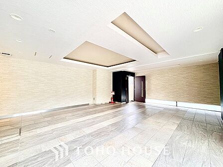 広々とした空間に立体的な折り上げ天井とダウンライトを配した贅沢な造り。足元の地窓からも柔らかな光が差し込み、美しいタイル壁とともに上質で心地よい空気感で満たされています。