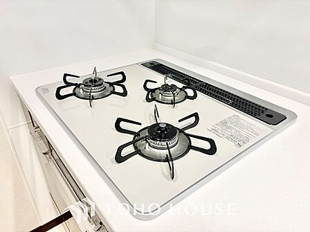 可能な限り余計なものを省いた3口コンロ。美しさと機能性を兼ね備えたスタイルはきっと何年もあなたの味方です。
