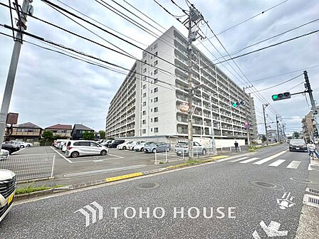 【Exterior】街並みに溶け込みながらも、確かな存在感。