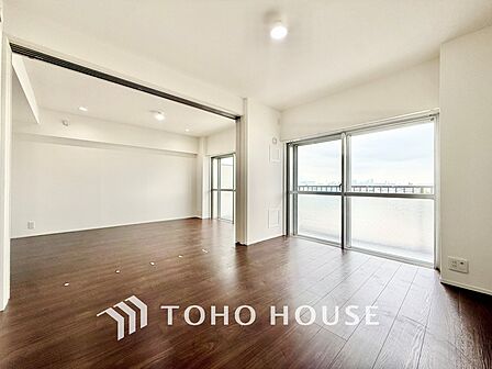 ◆窓を開けると◆冷涼な風、そよぐリビング。だんらんの場所はここから始まり、ここで終わる。家族の笑顔が集う素敵な場所だから、こだわり抜いた思いが詰まっているのだと思う。