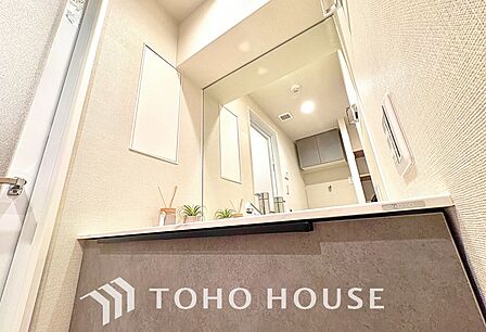 気持ちの良い朝をつくりだし、夕方には笑顔を取り戻させてくれるミラー。パウダールームはいつでも本来の自分を取り戻せる空間。明るく仕上げてあります。