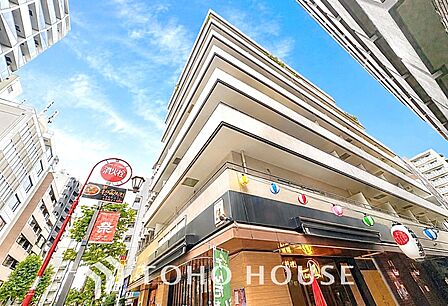 洗練されたファサードが印象的なマンション。日々の暮らしを心地よく包み込む、品格ある佇まいが魅力です。帰宅するたびに気分が高まります。