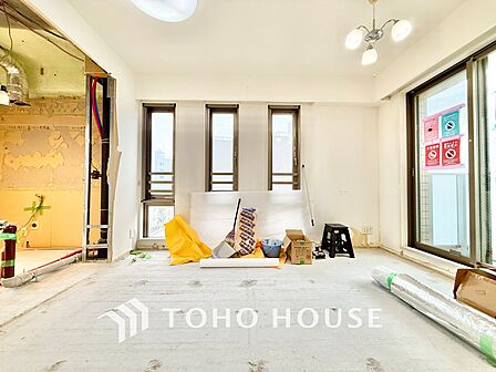 ◆木漏れ日◆の様な採光が優しく足元を照らし、心地いい暮らしの道しるべを写し出す。この空間で過ごす家族との語らいの時間がとても素敵で幸せを感じるかもしれない。