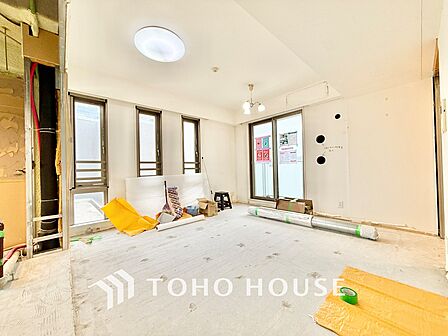 ◆今宵の食卓◆ダウンライトに反射するグラスを眺めながらワインを注ぐ。トクトクと心地いい音をさせながら、フランスの古城を思わせる薫りがたちこめ、とても幸せな時を過ごせる。
