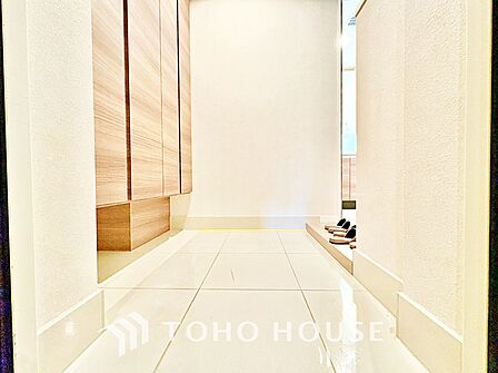 【Exterior】整ったフォルムが印象的な佇まい。シンプルだからこそ美しい設計。街と調和する住まいです。