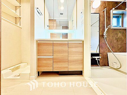 【洗面化粧台】朝の身支度もスムーズにこなせそうなスペースです。