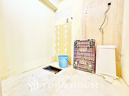 【洗面化粧台】朝の身支度もスムーズにこなせそうなスペースです。