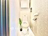 トイレ：上部収納を備えた、すっきりとしたトイレ空間。日用品やストック類を収納しやすく、生活感を抑えて整った空間を保ちやすい設計です。