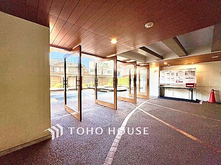 エントランスを抜けると中庭へと続く開放的な空間。ゆとりある共用部が住まいに心地よさを添えます。