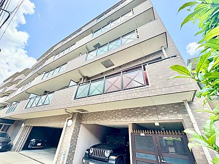 【Exterior】街並みに溶け込みながらも、確かな存在感。