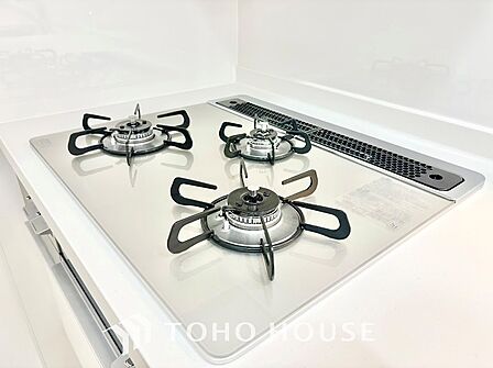 可能な限り余計なものを省いた3口コンロ。美しさと機能性を兼ね備えたスタイルはきっと何年もあなたの味方です。