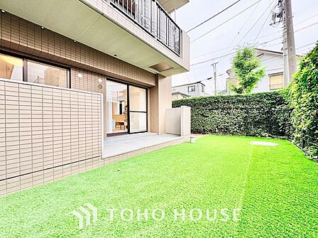 ここからは空が遠くまで見える。紺碧、曇天、茜色。心もともに映り変わる。東京にもあったんだ。こんな景色が・・・。