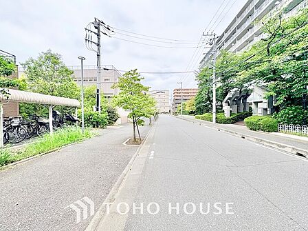 街路樹と綺麗な歩道が整備された開放的なロケーション。道幅が広く見通しも良いため、毎日の歩行や自転車での移動、お車の出入りも安全・快適に行える恵まれた道路環境です。