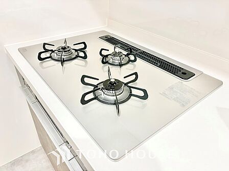 可能な限り余計なものを省いた3口コンロ。美しさと機能性を兼ね備えたスタイルはきっと何年もあなたの味方です。