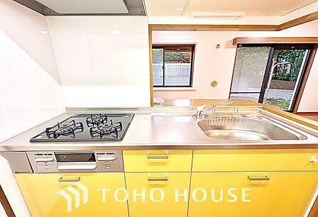 キッチンは家族の絆を育む大切な空間。シンプルで使い易いシステムキッチンで愉しく作る料理は愛情のある美味しいご馳走に。家族で使えるダイニングキッチンです。