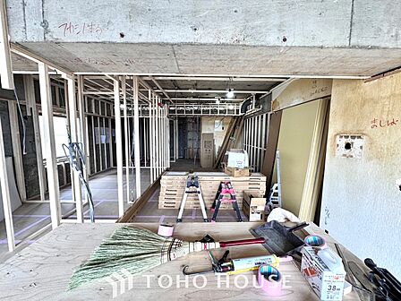 【Kitchen】美しく使いやすいキッチンは油汚れが簡単に拭き取れる素材で加工されており、浄水器シャワーから流す水の音を軽減する静かなシンクを採用。見えないところにさり気ない配慮が嬉しい