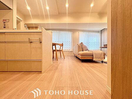 ここにはみんなが集い、食事と楽しい会話が始まる。話に夢中になりすぎて、ついつい時を忘れ夜半過ぎになってしまう。そんな束の間の幸せを感じさせてくれる場所でありたい。