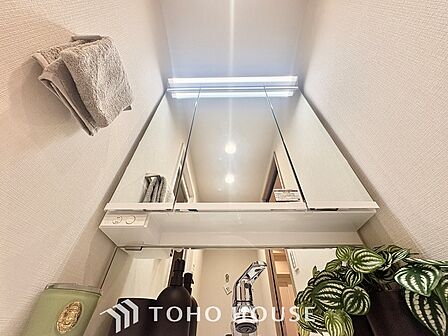 【Wash basin】十分な大きさの洗面台は収納もさる事ながら、身だしなみチェックや歯磨きなど、朝の慌ただしい時間でもホテルライクなスペースで余裕とゆとりを感じて頂けます。
