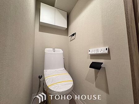 【toilet】トイレットペーパーの使用回数を減らせることです。 シャワートイレを使用すれば、洗浄して汚れを落とすことができるため、トイレットペーパーの使用を最小限にとどめることができます。