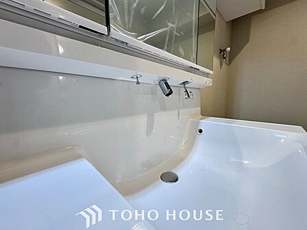 【Wash basin】十分な大きさの洗面台は収納もさる事ながら、身だしなみチェックや歯磨きなど、朝の慌ただしい時間でもホテルライクなスペースで余裕とゆとりを感じて頂けます。