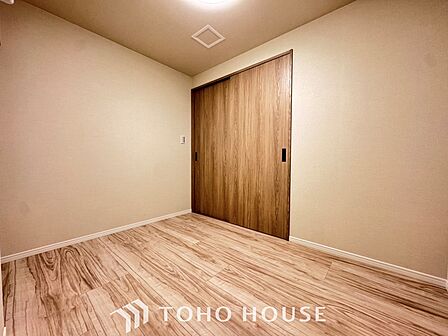 【Ease】家族個々の安らぎの空間。プライベートなBedRoomは暮らす方の感性で造り上げたいもの。誰もが好みで飾れるシンプルな室内に仕上げてあります。