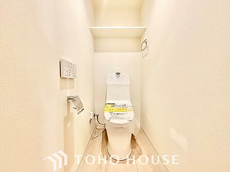 清潔感と快適性に配慮した落ち着きのあるトイレ空間。お手入れのしやすい素材を採用しており、サッと拭くだけで綺麗を保てます。来客時にも自信を持ってご案内できる、すっきりとした仕上がりです。