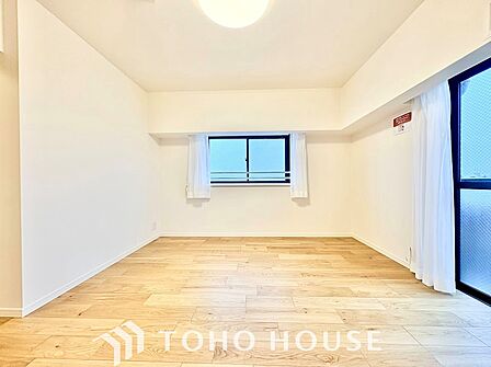天井が高く開放感のあるリビングダイニング。大きな窓から風が通り抜け、心地よい空気感に包まれます。のびのびと過ごせるゆとりがあり、ご友人を招いてのホームパーティにも適しています。