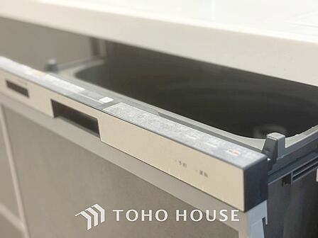 【Kitchen】美しく使いやすいキッチンは油汚れが簡単に拭き取れる素材で加工されており、浄水器シャワーから流す水の音を軽減する静かなシンクを採用。見えないところにさり気ない配慮が嬉しい